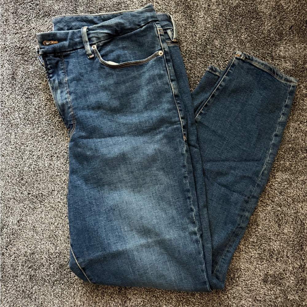 Good American Medium Wash Straight Leg Jeans